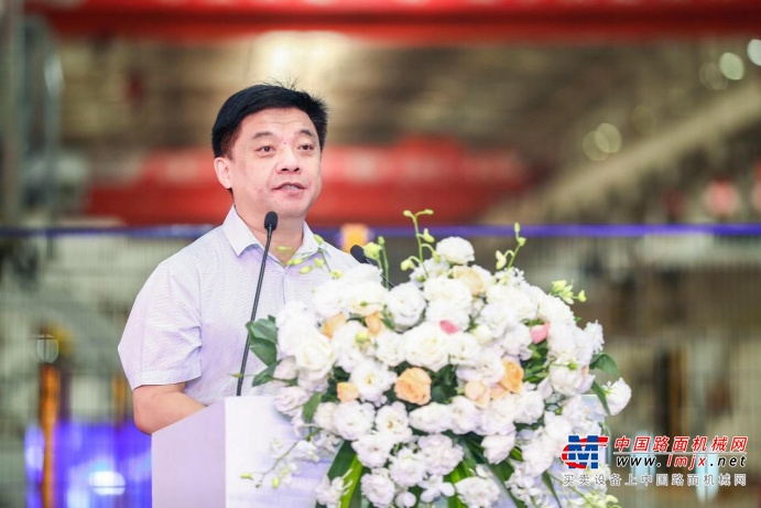 与会嘉宾现场参观三一智能制造工厂