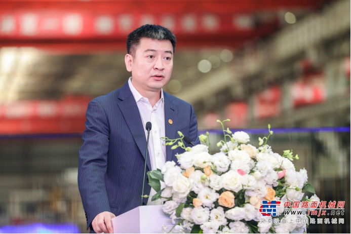	工业和信息化部信息通信管理局副局长鲁春丛表示我国5G+工业互联网开局良好，推动5G全连接工厂建设是实现5G+工业互联网高质量发展的重要举措，根据《工业互联网创新发展三年行动计划（2021——2023年）》，到2023年在10个重点行业打造30个5G全连接工厂。鲁局长提出了三点建议：一是壮大产业生态，发挥好龙头企业带动作用，各方协同，优势互补，打好团体赛。二是加快创新突破，推动定制化、轻量型5G工业模组产业化，从5G到现场进一步推进5G到网关、5G到设备，实现全要素连接。三是扩大应用示范，深化CT、IT与OT深度融合，打造更多更大应用场景。为实体经济数字化、网络化、智能化演进升级提供强劲动能。
