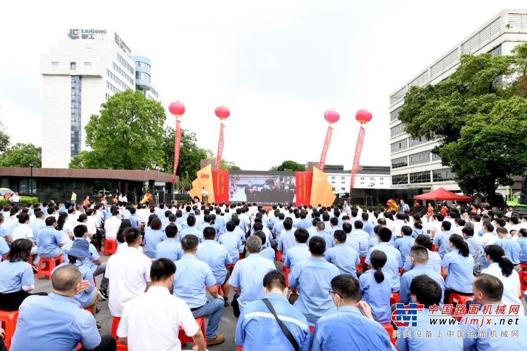 柳州市市长张壮、自治区国资委副主任李振杰、自治区工信厅二级巡视员刘强、自治区科技厅二级巡视员张晓飞，以及市工信局、科技局、柳南区等领导，广西柳工集团机械有限公司党委书记、董事长曾光安等柳工领导出席仪式。