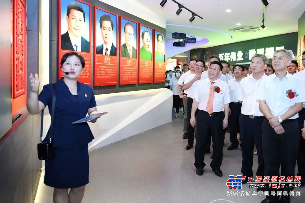 	柳工装载机灯塔工厂是落实习近平总书记关于制造业高质量发展要求，推动柳工制造智能化升级的关键举措，也是柳工“十四五”期间的一个重大投资项目。