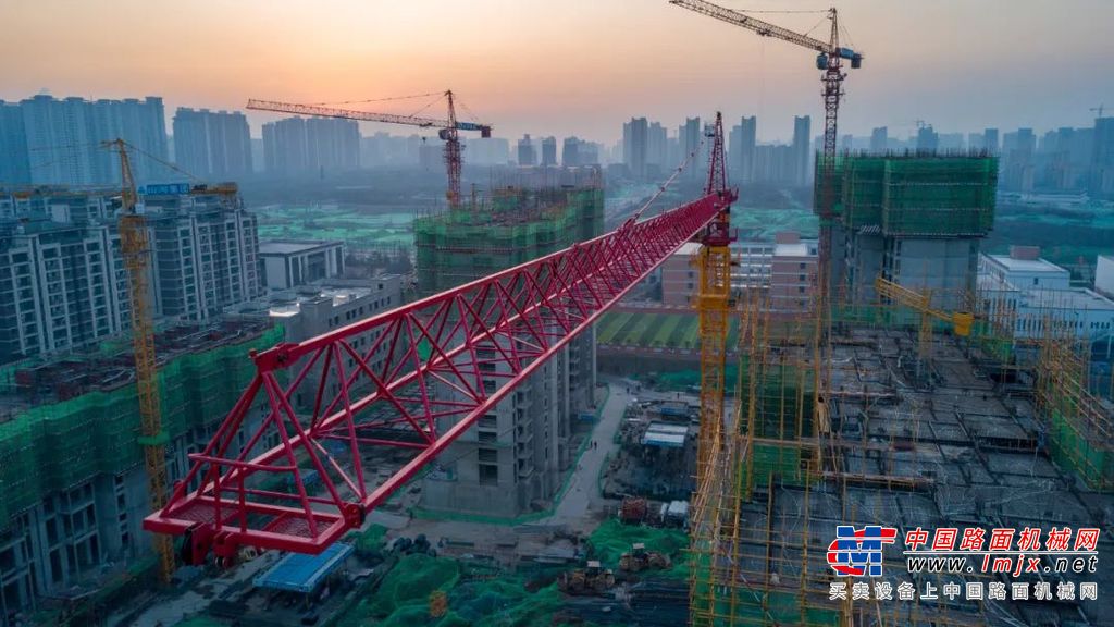 2010年，周余光跟随丈夫走进工地，做起了塔吊指挥员的工作。每天仰望着高空中大大小小的塔吊驾驶室，生性好强的她心中萌生了做塔吊司机的想法，她说：“别人能做到的，我也一定可以”。