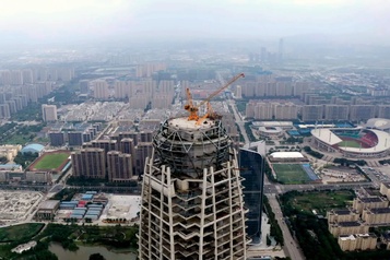 看！299米高空，徐工上演极限“穿衣”