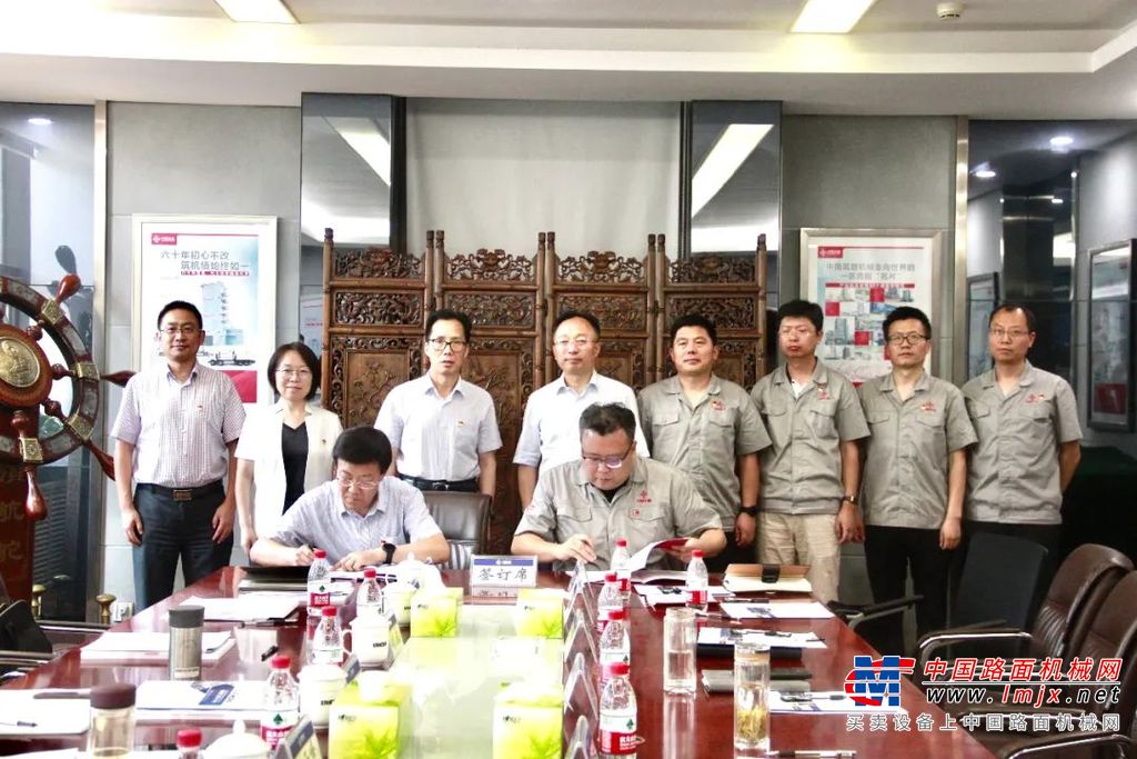 	杨向阳对杨云峰一行到来表示热烈欢迎，对陕西交院为陕西乃至全国道路交通人才培养做出的贡献给予充分肯定，介绍了西筑的筑养路机械设备研发生产情况以及多元业务开展情况，重点对十四五时期公司人才培养规划做了介绍。杨向阳指出，双方签署战略合作协议，为实现优势互补、资源共享、互利共赢和共同发展奠定了坚实基础，希望双方能在党建、人员招聘、科研创新、实训基地建设、职工继续教育与培训等方面开展务实深入的合作。