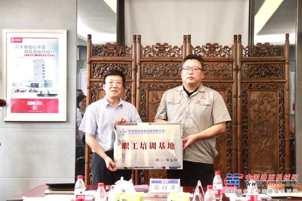 公司党委书记、董事长杨向阳讲话