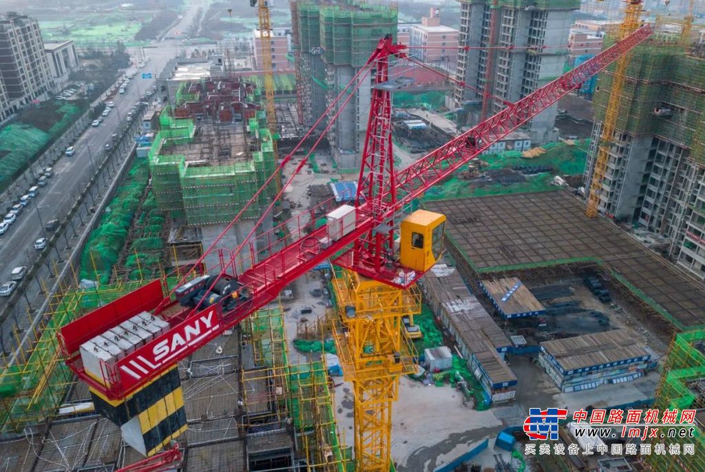 	2012年，周余光瞒着家人考取了建筑施工特种作业操作职业证书，但出于安全考虑，丈夫制止了她的想法，她也只好作罢。2015年，为了给三个孩子提供更好的生活，周余光说服了丈夫，成功转岗。