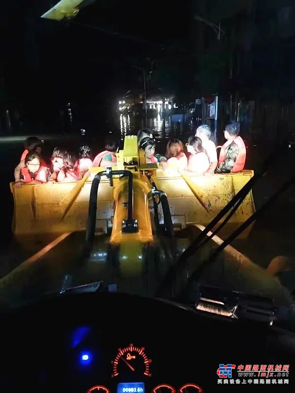 	据央视发布的消息，从7月18日18时至7月21日0时，郑州全市普降大暴雨、特大暴雨，累积平均降水量达449毫米。郑州市的郑州、登封、新密、荥阳、巩义五站日降水量超过有气象纪录以来极值。