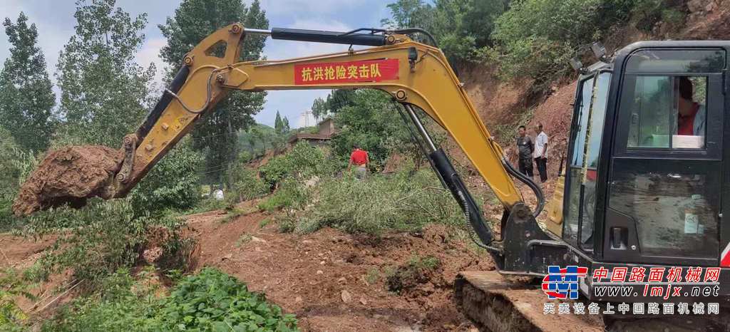 由于缺乏清淤的设施，小关镇党委委员冯淮梁在网上发布了求助信息，这个信息被郑州广播电视台了解后，主持人万江莉第一时间和三一重机郑州金湘元工程机械有限公司总经理杨海取得联系，得到这家爱心企业的积极响应。