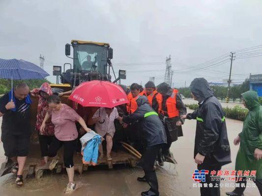 冲在河南暴雨҈ 雨҈ 中的卢总，徐工为你点赞！