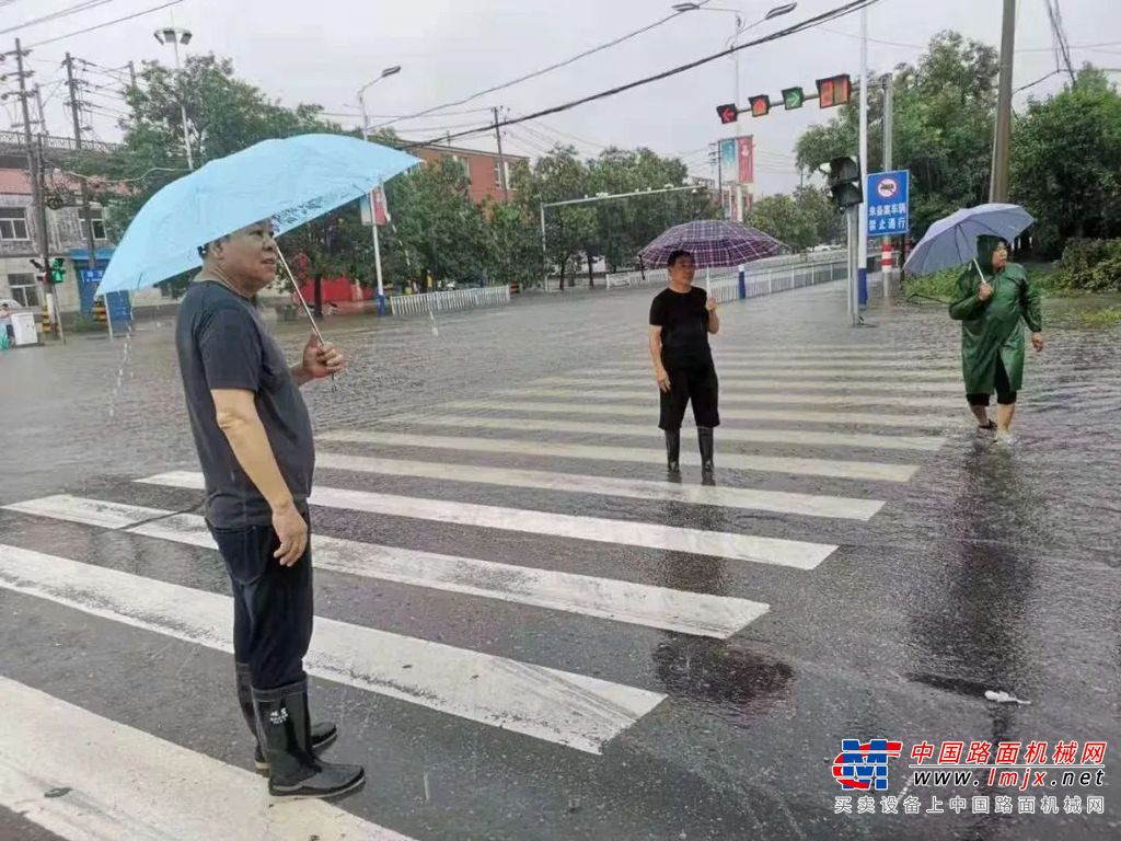 “马上到位！”一声令下，卢总亲自调度所有装载机加满油、挂上档，10余台满载砂石和防汛物资的装载机，火速赶往抗洪一线，其中6台更是与时间赛跑，担起修筑防汛大坝的重责。暴雨中自由穿梭、为马村区筑起了一道铜墙铁壁、将洪水挡在身后的装载机，此刻像机了钢铁战士。对于徐工装载机而言，前方是洪水，背后是家园，建家园、护平安是它们义不容辞的责任。