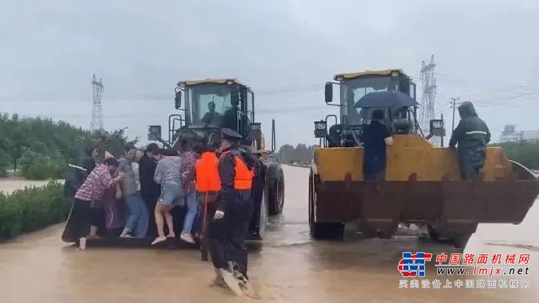 	钢铁身躯 挡住洪水的蔓延