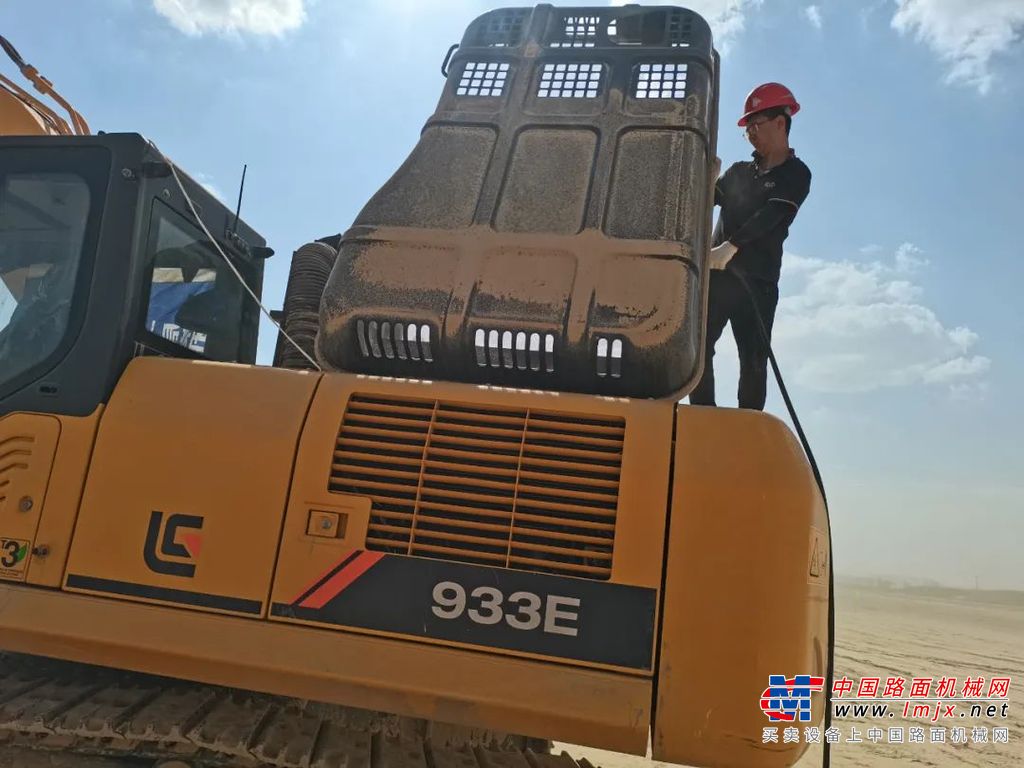 该客户作为甘肃省一家综合性建筑公司，位于甘肃省兰州市城关区，2019年一次性购买柳工CLG850H装载机3台，主要用于沙场与搅拌站，由于业务扩展，近两年分别再次购买CLG860H和CLG862H各一台。以上五台设备均处于高开工状态，其中一台日开工高达24小时，2020年9月购买的CLG860H未满一年工作已3000余小时。