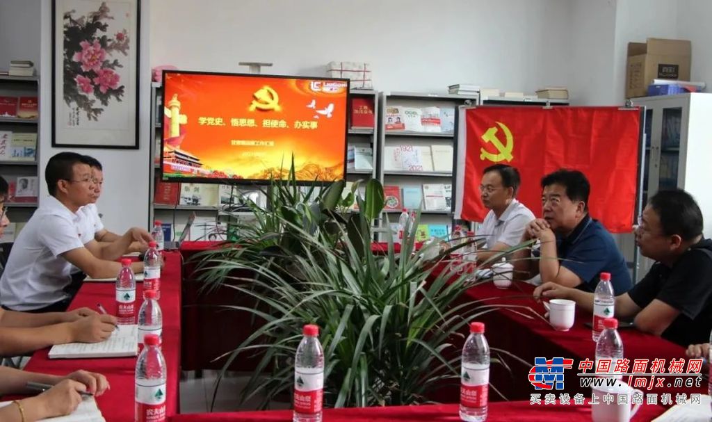 杨副市长来到了公司三楼办公区域向正在努力工作的员工同志们表示了亲切的慰问，并在公司会议室召开了座谈会。杨副市长认真听取了总经理廖荣国同志对公司经营情况、取得业绩，发展策略以及在发展过程中需要政府解决的实际困难做详细汇报。
