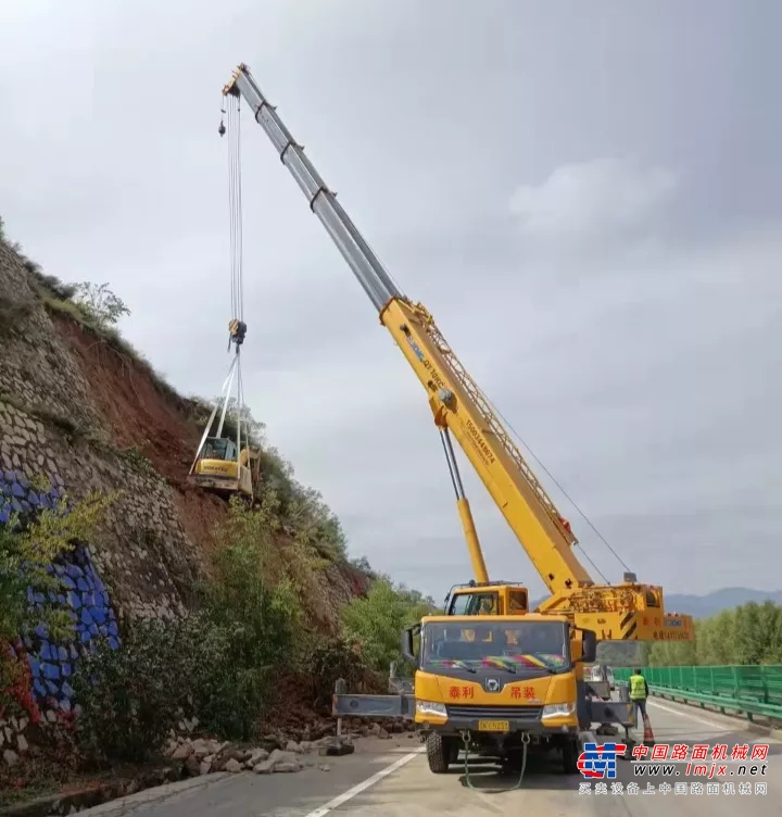 	汛情就是命令，徐工装载机用户任总带领公司四十余名职工，12台徐工装载机与翻斗车、挖掘机等工程设备立即赶赴汾河新绛段投入到抗洪抢险工作中。