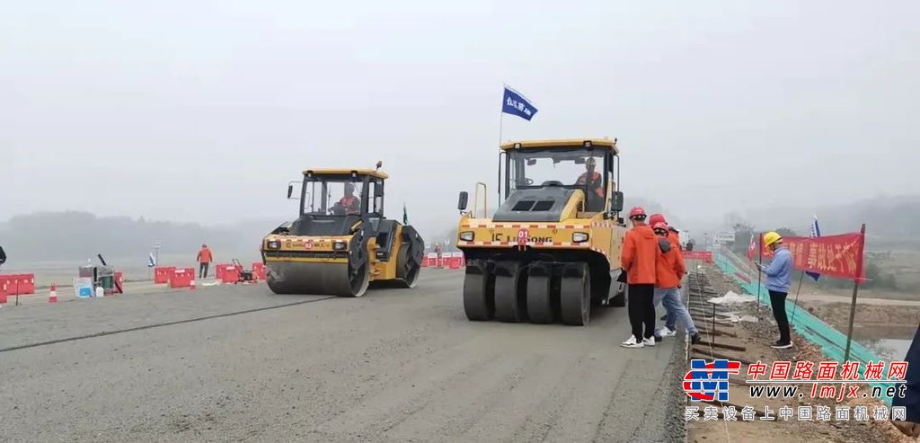 施工道路上，柳工的产品正在进行作业，虽然云朵布满天空挡住了阳光，但柳工外观的黄色像是在照耀着施工道路，无比放心。