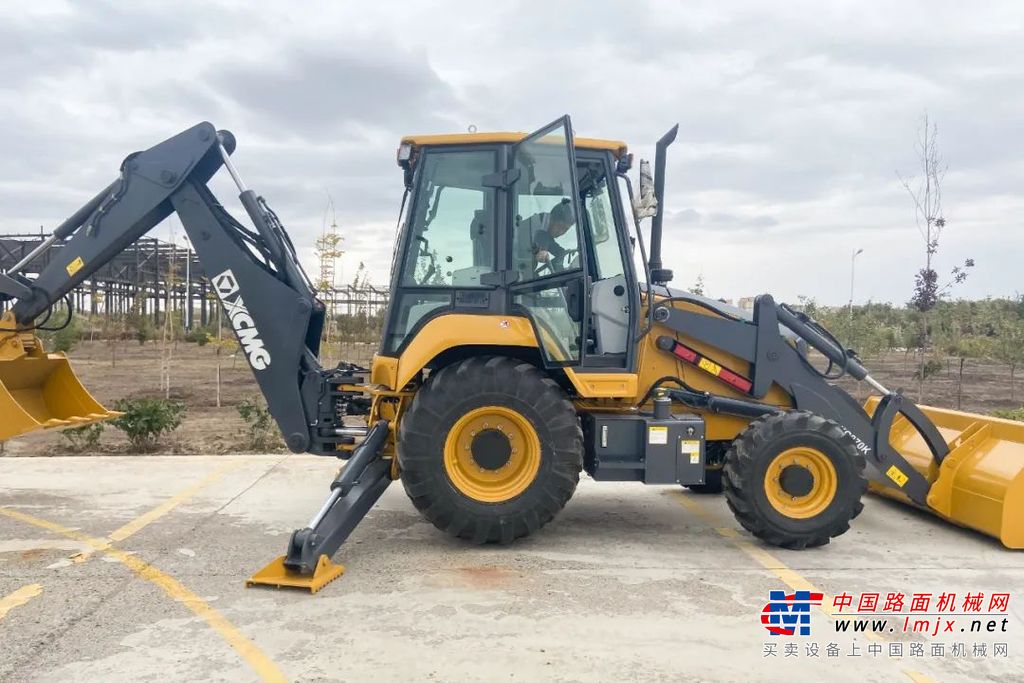 日前，徐工XC870K挖掘装载机批量交付西部某公路局，奔赴各公路段，进驻道路养护与抢险救援一线。当地多沙尘、全年温差大、加上较大的车流量，路面较易出现裂纹、凹坑、塌陷等病症，对挖据装载机性能要求极高。