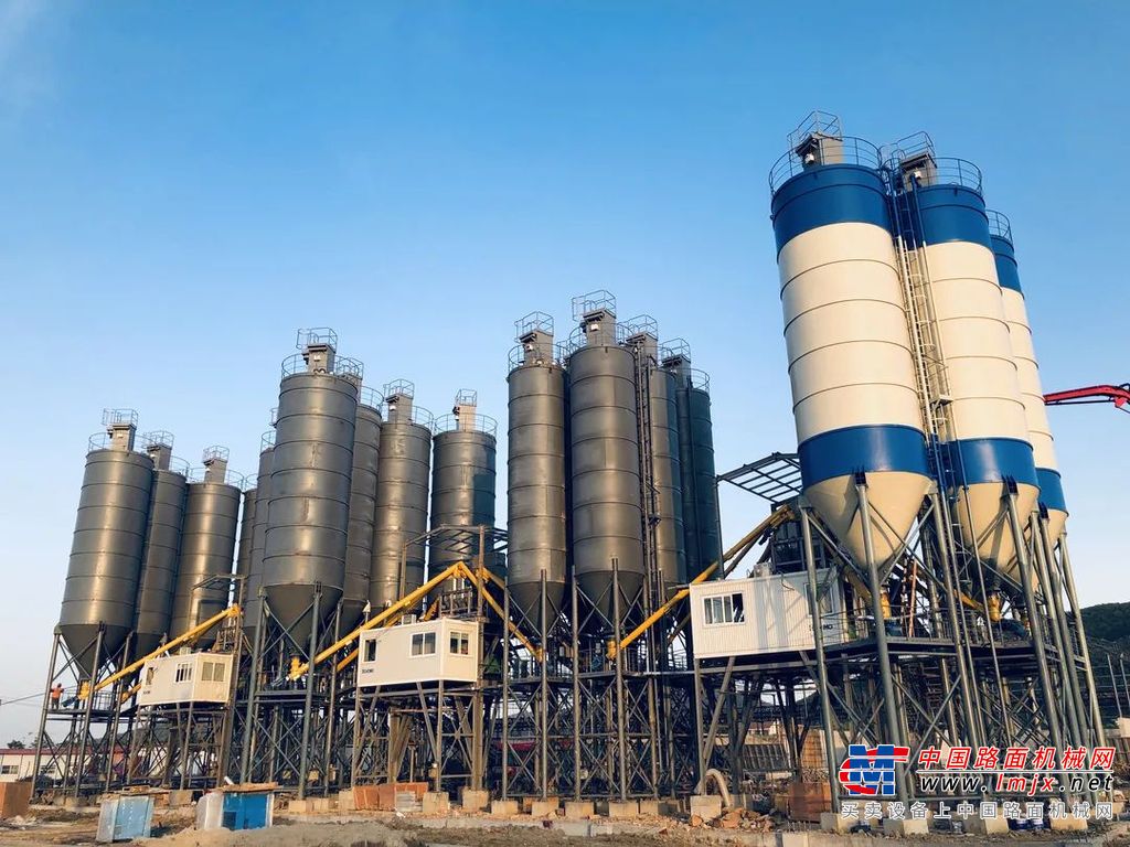在湖底建造隧道并不容易，大方量的混凝土浇筑和超高要求的混凝土原材料让工程方选择搅拌站时遇到了难题，而徐工HZS180V搅拌站就是他们选择的答案。
