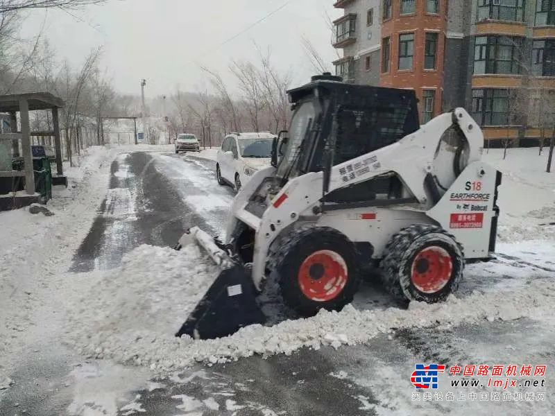 	山猫吹雪机是冬季清雪中最常用到的属具之一，它可以轻松将雪抛至10米以外，特别适合清理大范围道路积雪，特别适合积雪较深、较厚的情况。