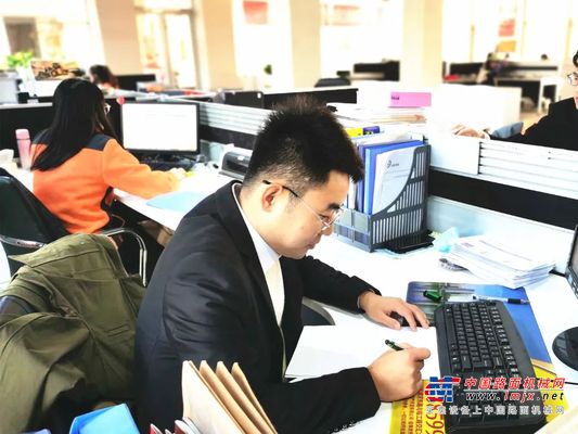 三一经销商山东亚华爱岗敬业之星  闫珞林：爱岗敬业讲奉献,履职尽责勇担当