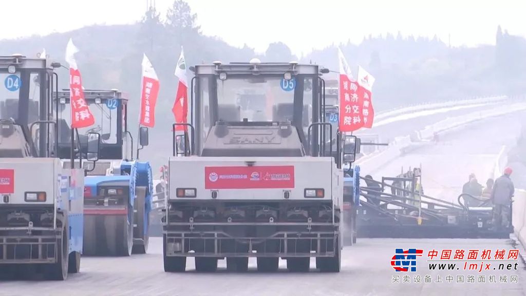 	在沥青摊铺过程中，三一无人智能机群借助人工智能、5G等，实现智能导航和全流程数据协同，“移动精度在5厘米以内，摊铺厚度控制精度达到毫米级，极大地提高了施工过程控制精度和质量”。