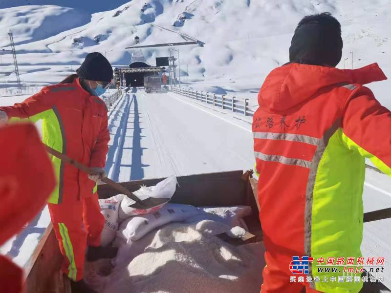 迎雪而動 青海省公路養護部門清雪除冰保暢通