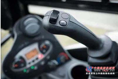 	15.6kW的最大净功率，71.2N·m的最大扭矩带来更出色的动力性能。16200N斗杆挖掘力与23720N铲斗挖掘力，搭配上0.06m3铲斗，比同吨级的设备具有更出色的土方挖掘能力。