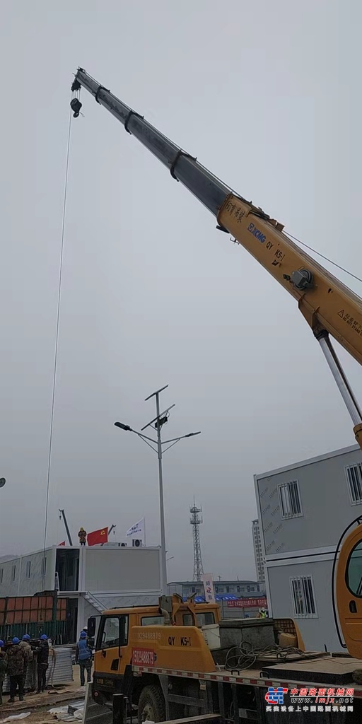 共产党员，也是退伍老兵的陶育吊装陶总，从项目协调到后勤沟通，他一拉就响：“上午8点接到指令说，上10台吊车，两个小时，车辆、人员全部到位。第二天凌晨3点，要求再上10台，我的兄弟们没有任何怨言，一个小时，在天亮之前，全部到位！”