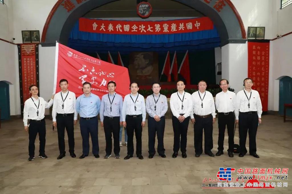 	根据全球权威调研机构Off-Highway Research发布数据，2020年，三一共销售98705台挖掘机，占据全球市场15％的份额，首夺全球销冠。这是中国挖掘机产业历史上第一次站上世界之巅，也是三一集团第二块“世界金牌”。