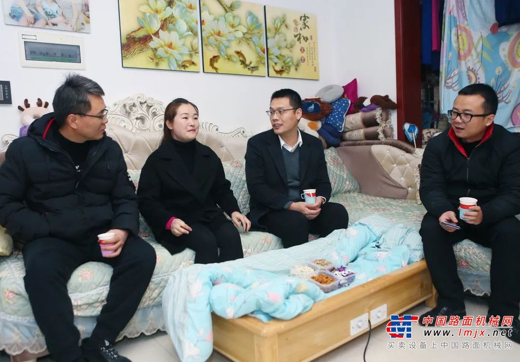1月26日，三一集团党委办、人力资源总部、工程车辆国际营销公司等各单位领导带队，将慰问礼包和新春祝福送到了海外员工家属的身旁。