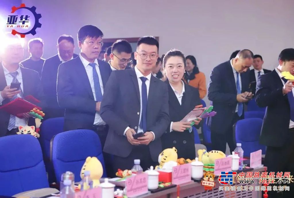 本次年会盛典不仅是大家齐聚一堂，共贺新年，更重要的是为了感谢各位家人一年的辛苦付出，公司设置丰厚奖品，全员参与，直播抽奖，答谢员工一年来的辛苦付出，获奖人数高达两百余人，让大家收获满满过大年。
