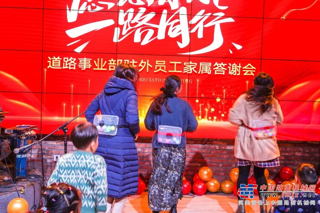 道路机械事业部副总经理、营销公司总监王锋为“孝敬公婆好儿媳”荣誉称号获得者颁奖