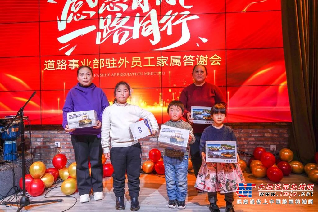 事业部营销公司党总支副书记刘刚为“教子有方好父母”荣誉称号获得者颁奖