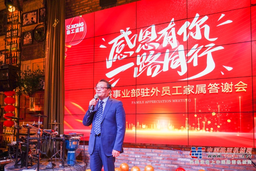 	对上孝敬公婆，对下抚育子女，工作尽职尽责，与爱人共担风雨。优秀家属代表朱秀丽、王静和温肖肖向大家分享了家属的故事，讲出了无数家庭的心声，让大家看到了荣耀背后的无限柔情。