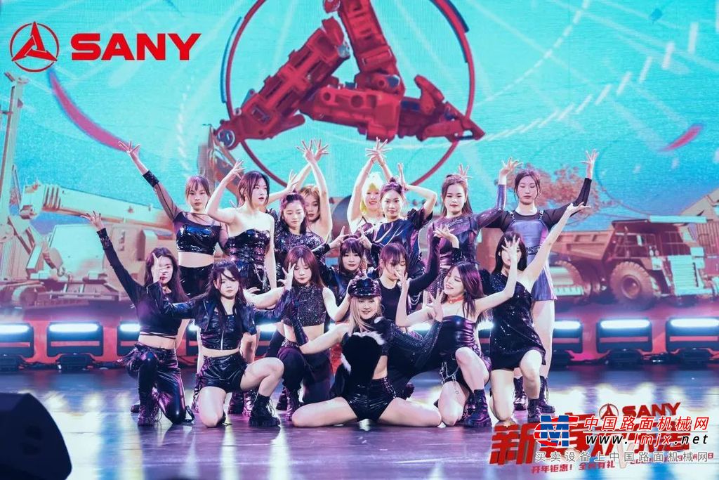 从起重机“全型谱大阅兵”，到工程车辆“四大财神齐聚”，从重卡“正义460首发”，到“机惠宝焕新发布会”，12小时不间断直播给用户带来了顶级视听体验。“万元购机抵用券、万元红包雨、百大战略合作伙伴授牌”等活动不断，让客户们看得爽买得爽，不断掀起“下单浪潮”。
