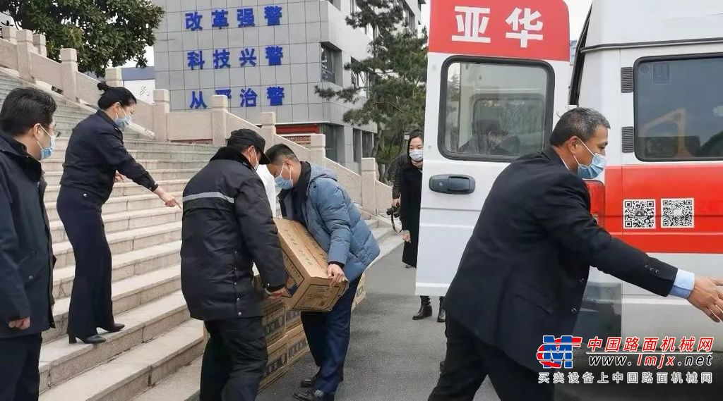 兰山公安分局党委委员，分局纪委书记尤振东带队接待并对山东亚华的捐赠表示感谢，尤书记表示作为公安民警更应该发挥疫情就是警情的理念，发扬特别能吃苦，特别能战斗，特别能奉献的优良作风，同时，我们会妥善分配这批防疫物资，用于疫情防控的第一线，确保企业的爱心之举落到实处。