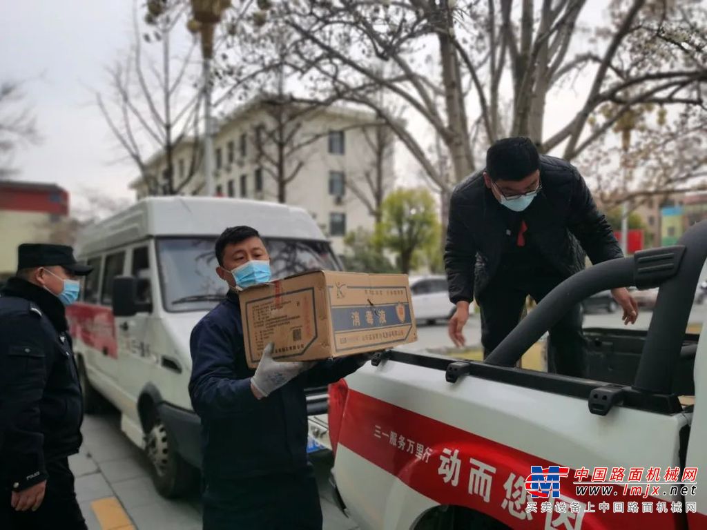 山东亚华工程机械有限公司董事长王建刚表示，疫情防控工作开展以来，奋战在一线的公安系统人员万众一心，众志成城，不分昼夜地投入到这场没有硝烟的战役中来，为我们保驾护航。