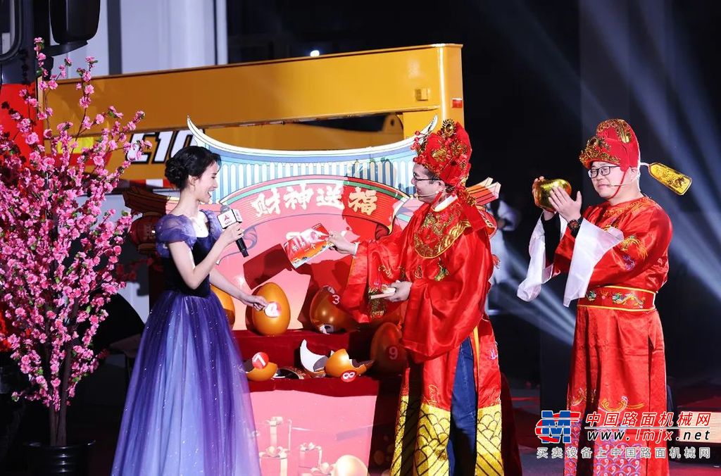 活动精彩瞬间历历在目，从搅拌车做元宵，到湿喷机炒板栗；从泵车挂对联、走迷宫到路机设备踢足球、摆福字；从走进“亚洲最大智能化制造车间”感受“网红工厂”的魅力，到云游赣鄱大地，探秘5A级景区龙虎山搅拌站；从涟源灯塔工厂见证路机设备的诞生，到宁乡试验场感受新能源设备的极限工况测试，精彩纷呈的直播让客户们看得爽买得爽，不断掀起“下单浪潮”！