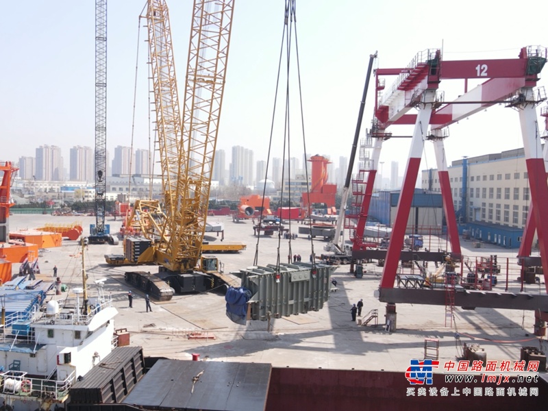 	山东港口装备集团青岛装备公司是一家专注于大型港口装备制造的专业化公司，徐工XGC15000A是该公司购置的最大起重设备。在招标采购过程中，该公司结合海洋工程施工单体重量大、安装高度高、使用频次多的特点，对拟采购的千吨级产品提出了很多的技术要求。