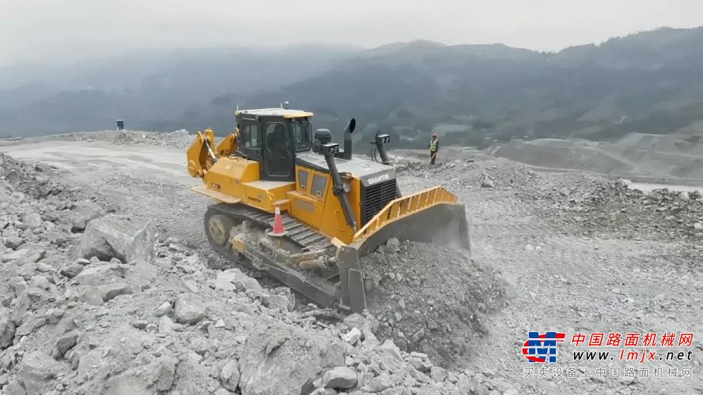 	大功率推土机，主要用于采矿、水利水电、基础设施建设等大型土石方工程，对产品的生产效率、可靠性等要求极为严苛。国内各大矿山主要依赖进口，价格昂贵，技术及服务受制于人。因此，山推DH46-C3高性能大功率推土机的开发，对于引领行业技术进步，助推国内大型设备国产化替代，实现国际市场突破，具有重大意义。