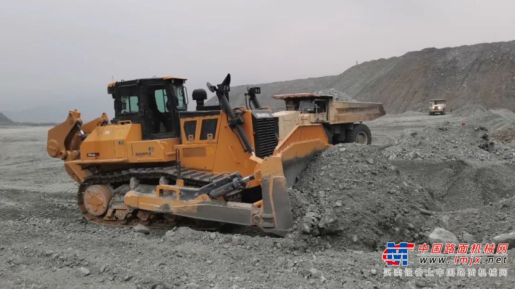 山推DH46-C3全液压推土机，采用静压驱动技术，总功率达380千瓦。取得了大功率单边多泵多马达合流驱动技术、整机智能控制技术等多项技术创新。获得授权10项，其中发明8项。产品性能达到国际领先水平。