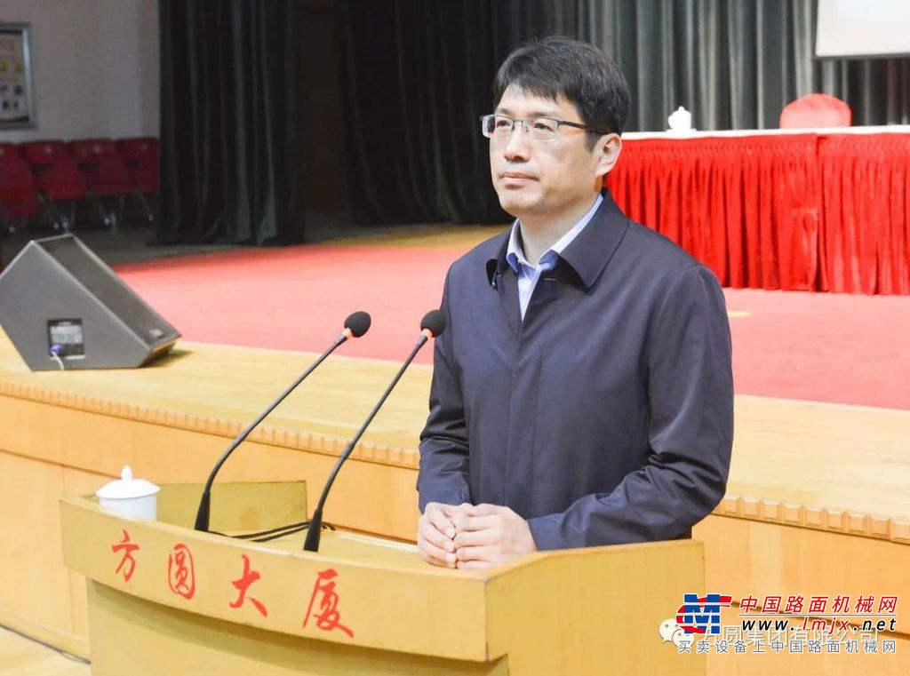 集团董事局主席高秀为荣获“山东省五一劳动奖章”的张伟同志转发奖章、证书，并为张伟同志配发车辆钥匙。