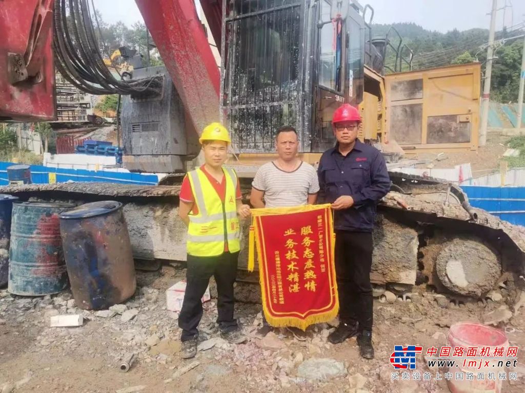 	拆卸完成已是凌晨五点半了，尽管饥肠辘辘，满身困意，但挡不住他们为客户解决故障的决心，紧接着他们分析损坏的部位，联系仓库调拨需要替换的子件。公司立即安排发货，他们也趁机在服务车上休息了一下。