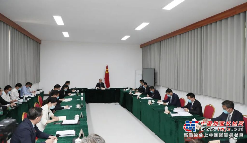 在徐工基础工程机械智能制造基地，宋乐伟仔细询问企业发展情况，不时与徐工基础项目负责人进行交流，实地了解项目总体规划及建设进度，详细了解了基础工程机械产品应用性能，新基地项目的智能化、绿色化建设情况等，就项目推进中遇到的具体问题现场协调解决。