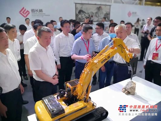 山东临工总工程师迟峰、钳工吴士华获“沂蒙优秀人才”表彰
