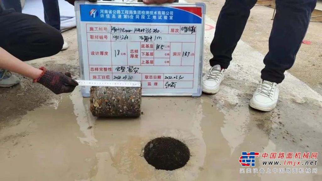 	水稳层施工时，项目方采用“一台摊铺机+一台胶轮压路机+二台单钢轮压路机+一台双钢轮压路机”的“黄金组合”形式，以5台一组，四组同时开工。