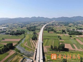 霸屏河南|徐工“黄金组合”助力打造许信高速精品工程！