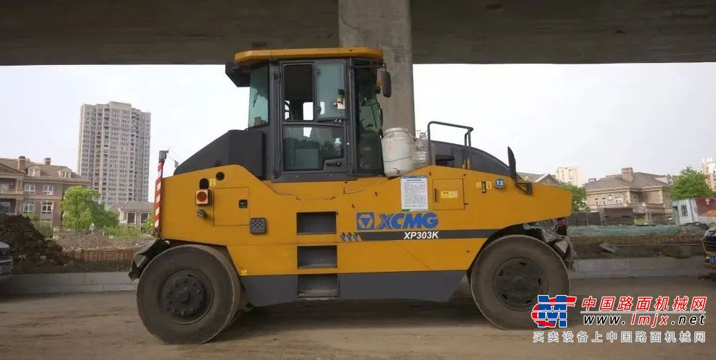 在杭州望梅路，徐工26吨大吨位压路机正在进行道路土方的压实作业，不远处徐工9米摊铺机正在稳步推进水泥稳定土的摊铺，作为3系的爆款产品，他们多年来活跃在全国各地施工一线，以超高的开工率，为客户创造源源不断的价值收益。