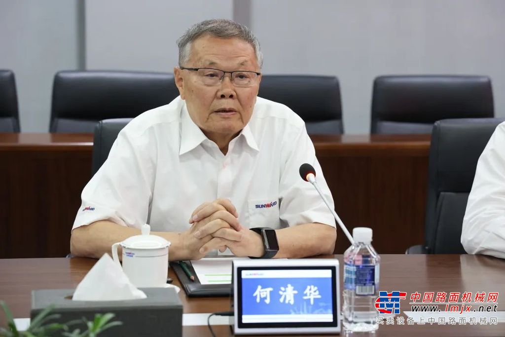 在山河智能企业文化展厅，李绍康一行深入了解了山河智能的成长历程和山河智能创始人、董事长、首席专家何清华的励志人生和家国情怀。在山河工业城，李绍康一行深入山河智能生产车间，了解基础装备、凿岩装备、特种装备、盾构机、挖掘机、液压元件和配套零部件的生产研发情况，并重温了习近平总书记考察山河智能的重要讲话精神。
