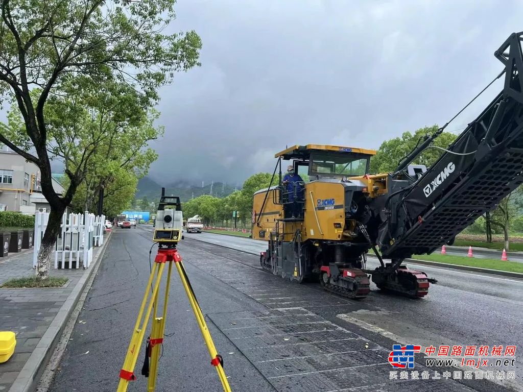 说到RP953E，与其频频同框的徐工XS223J和XP303K，可以说是市政道路施工的“黄金组合”，单钢轮振动压实加上轮胎压路机配合收面确保了路面压实度与平整度的完美达标。