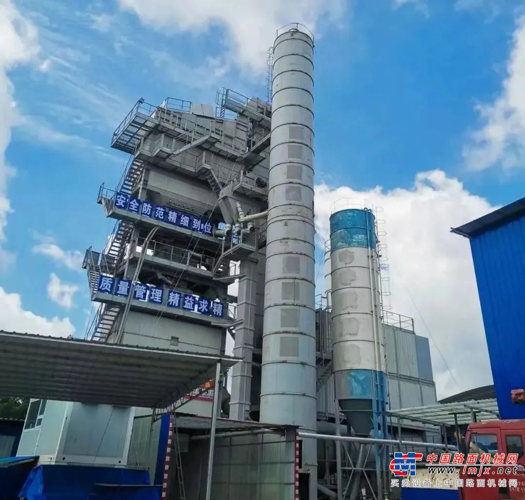 	为尽快实现通车目标，在海口三永公路项目施工现场，摊铺机、压路机等多种设备轮番上阵，一片繁忙。三永公路起点位于海口市三江镇西北侧，顺接省道S201灵文嘉线，途经三江、云龙、龙塘、龙桥、龙泉、永兴六镇，终点位于永兴镇南端，与国道G224海榆中线相交，路线全长约34.571公里。