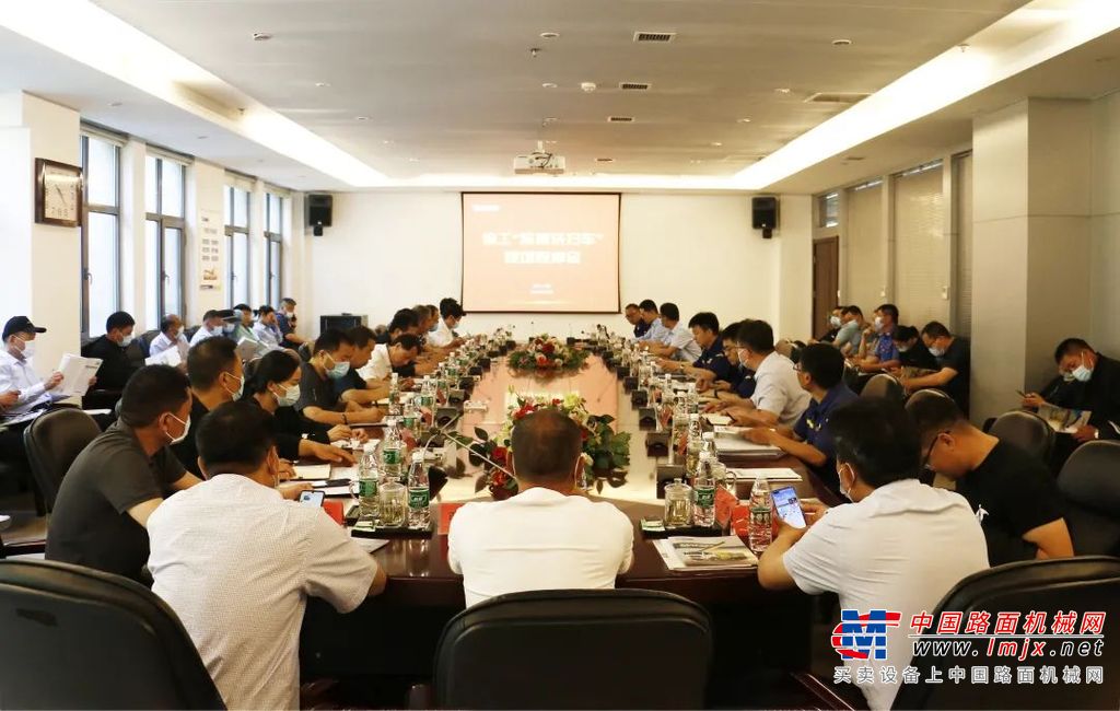 观摩团一行深入徐工环卫装备制造基地参观产品生产线，全面感受公司先进的技术和可靠的质量保障。在产品动态演示环节，徐工展示了纯电动扫路机、高速扫路车、单发洗扫车、吸尘车、深度清洁车等多款具备技术先进性和功能多样性的产品，获得与会嘉宾的高度认可和一致好评，肯定了徐工在环卫领域的技术实力以及战略布局。